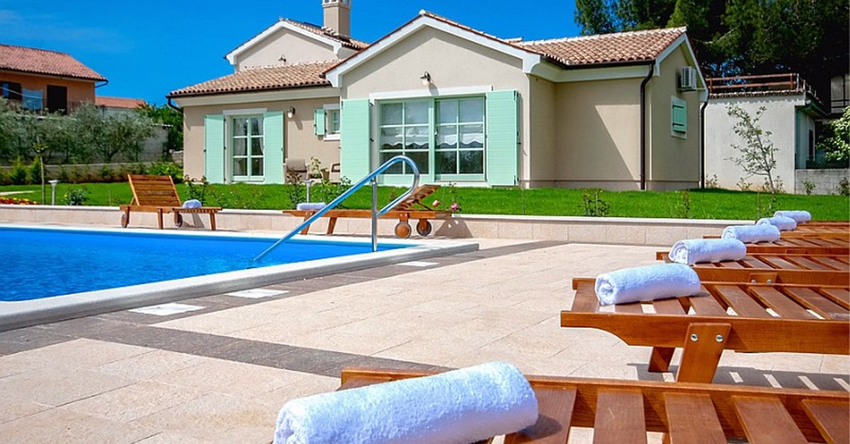 413 sqm stone villa with a pool on 1870 sqm beautiful garden near Poreč ...