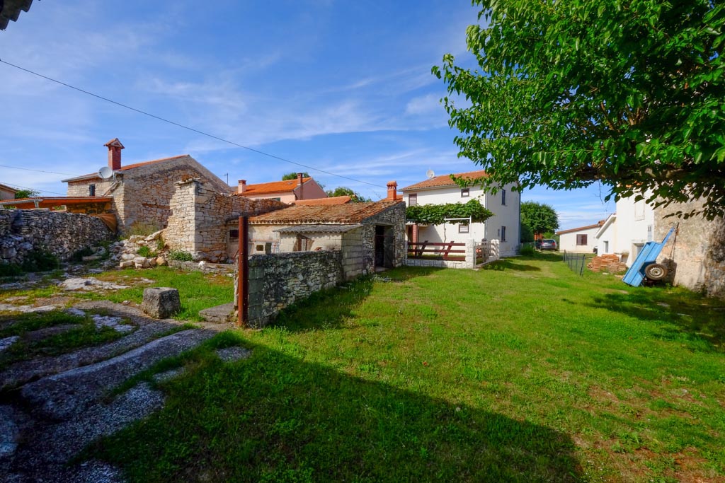 PRODAJE SE KAMENA KUĆA 131 M2&708 m2 VRTA*ISTRA Maris Nekretnine