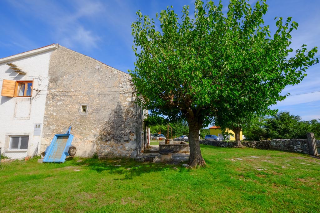 PRODAJE SE KAMENA KUĆA 131 M2&708 m2 VRTA*ISTRA Maris Nekretnine