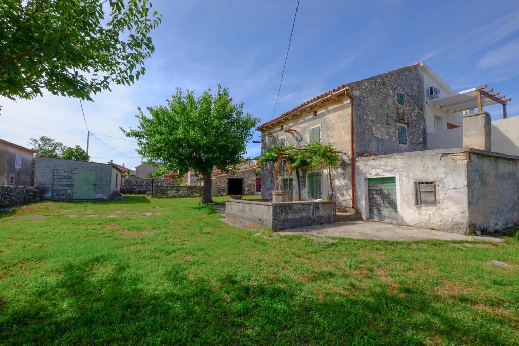 PRODAJE SE KAMENA KUĆA 131 M2&708 m2 VRTA*ISTRA Maris Nekretnine