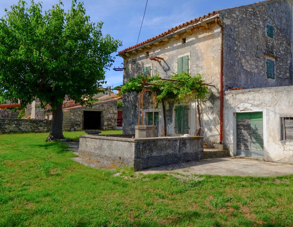 PRODAJE SE KAMENA KUĆA 131 M2&708 m2 VRTA*ISTRA Maris Nekretnine